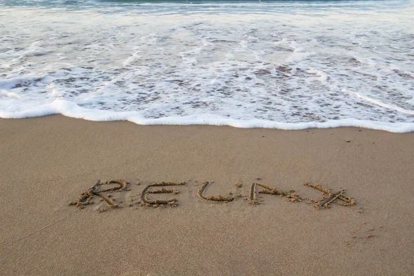 Word Relax Schreef Het Zand Tegen Achtergrond Bericht Zegt Relax — Stockfoto