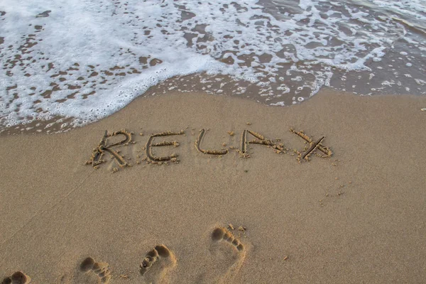 Palavra Relax Escrito Areia Contra Fundo Mensagem Diz Relaxar Areia — Fotografia de Stock