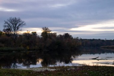 Şehrin dışında, Sumy bölgesinde, Nizy köyünde bir nehrin arka planında güzel bir gökyüzü.