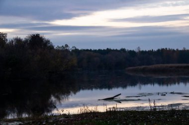 Şehrin dışında, Sumy bölgesinde, Nizy köyünde bir nehrin arka planında güzel bir gökyüzü.