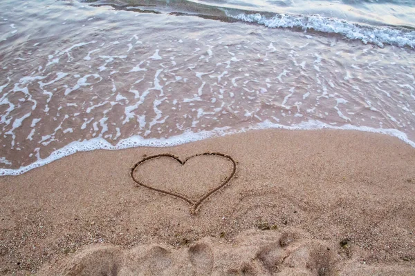 Spiaggia Con Onde Marittime Che Corrono Sulla Sabbia Cuore Disegnato — Foto Stock