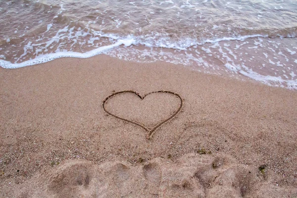 Spiaggia Con Onde Marittime Che Corrono Sulla Sabbia Cuore Disegnato — Foto Stock