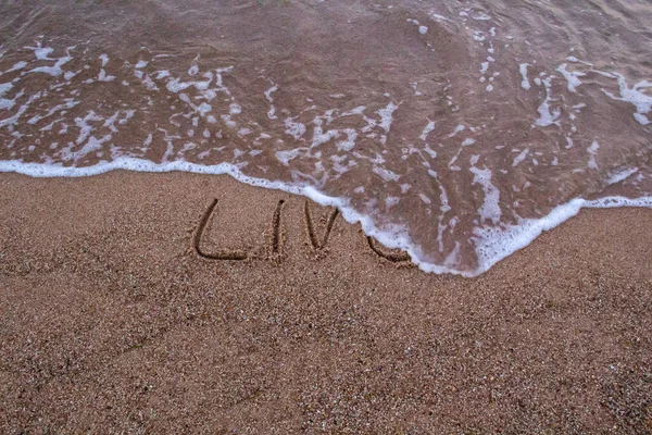 Kumsalda Kumsalda Dalgalar Uçuşuyor Kumlara Yaşam Kelimesi Çiziliyor Dalgaların Güzel — Stok fotoğraf