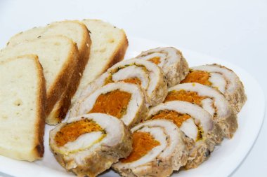 Havuçlu köfte, tabakta dilimlenmiş ekmek parçaları beyaz arka planda..