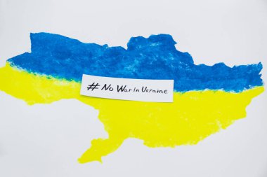 Ukrayna haritasında mavi ve sarı renkler ve üzerinde UKRAINE 'da SAVAŞ YOK yazan pankart var.