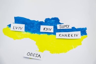 Üzerinde LVIV, ODESA, KYIV, SUMY, KHARKIV yazan mavi ve sarı renkli Ukrayna haritası