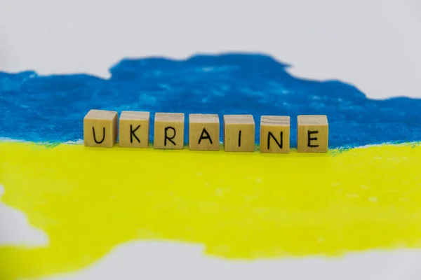 Das Wort Ukraine Auf Holzwürfeln Auf Dem Hintergrund Mit Ukrainischer — Stockfoto