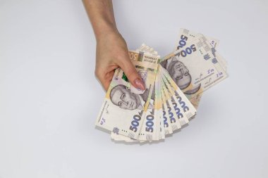 Kadın elleri Ukrayna para birimini elinde tutuyor. 500 'e kadar birkaç bin Hryvnia banknotu. Ukrayna 'nın parası.