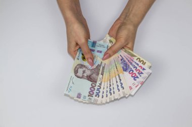 Kadın elleri Ukrayna para birimini elinde tutuyor. Birkaç bin Hryvnia banknotu 100, 200, 500 ve 1000. Ukrayna 'nın parası.