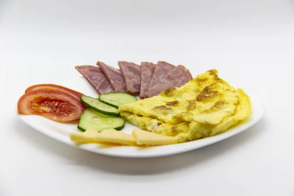Colazione Pranzo Gustoso Con Omelette Con Salsiccia Pomodoro Cetriolo Pezzi — Foto Stock
