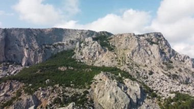 Kayalık dağlar hava manzaralı. Yüksek kaliteli görüntüler