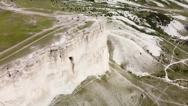 Piedra caliza de tiza blanca contra una vista aérea del cielo azul — Vídeos de Stock