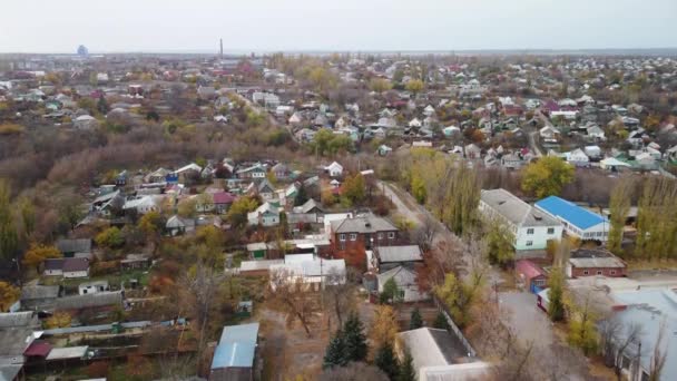Une petite ville d'automne à partir d'un quadrocopter — Video