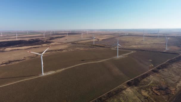Větrné turbíny z ptačí perspektivy — Stock video