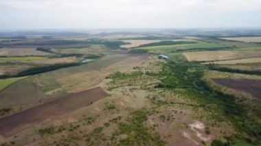Göletli tarlaların en üst manzarası. Çiftlik arazilerinin kuş bakışı manzarası..