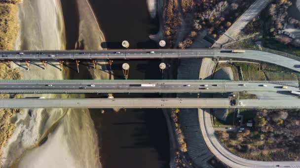 Un grand pont automobile au-dessus de la rivière d'un timelapse vue oiseaux-oeil — Video