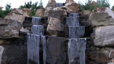 Taştan kayalarda çağlayan şelale.