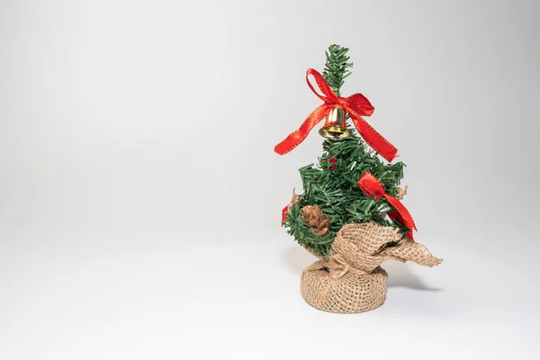 圣诞圣诞树-白色背景的玩具 — 图库照片