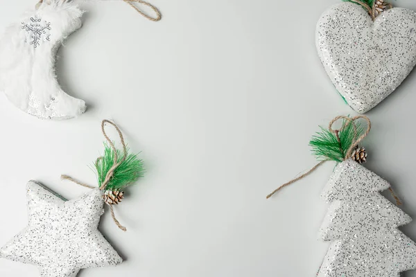 하얀 배경에 있는 크리스마스 장난감들 — 스톡 사진