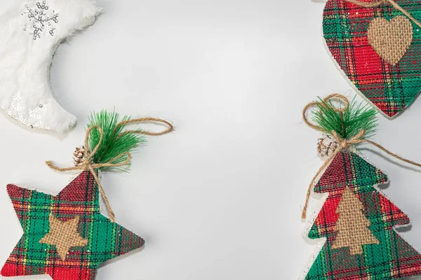 하얀 배경에 있는 크리스마스 장난감들 — 스톡 사진