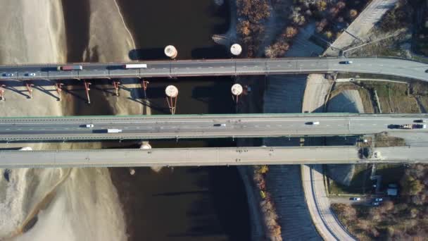 Un grand pont automobile surplombant la rivière depuis une vue à vol d'oiseau — Video