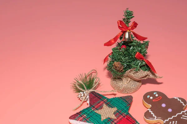 粉色背景复制空间上的圣诞玩具 — 图库照片