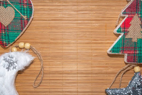 Zabawki świąteczne na drewnianym tle widok z góry — Zdjęcie stockowe