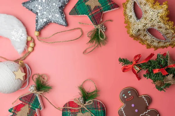 Kerstspeelgoed op een roze achtergrond copyspace — Stockfoto