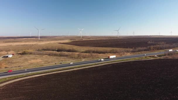 Motorväg på bakgrunden av vindkraftverk och blå himmel — Stockvideo