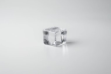 Beyaz zemin üzerinde buz küpleri izole