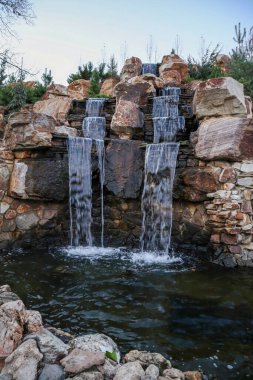 Bir uçurumdan aşağı akan şelale. dikey resim