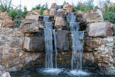 Bir uçurumdan aşağı akan şelale. dikey resim