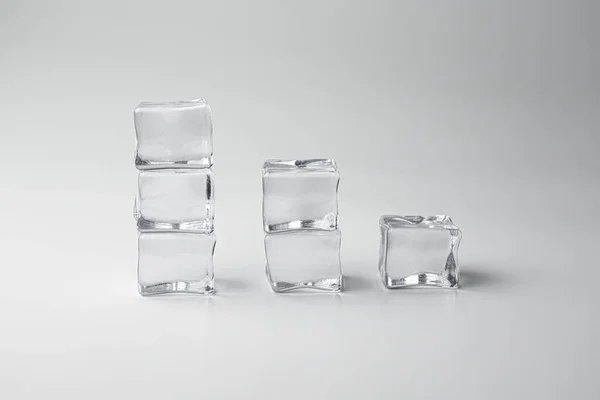 Cubetti di ghiaccio su uno sfondo bianco isolato — Foto Stock