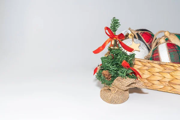 木制背景图上的圣诞玩具 — 图库照片
