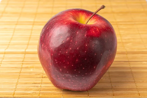 나무 배경 매크로 위에 있는 붉은 사과 — 스톡 사진
