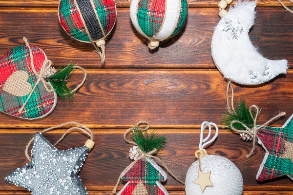 Kerstspeelgoed op een houten achtergrond bovenaanzicht — Stockfoto