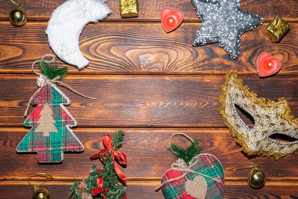 Weihnachtsschmuck auf einem hölzernen Hintergrund FlatLay — Stockfoto