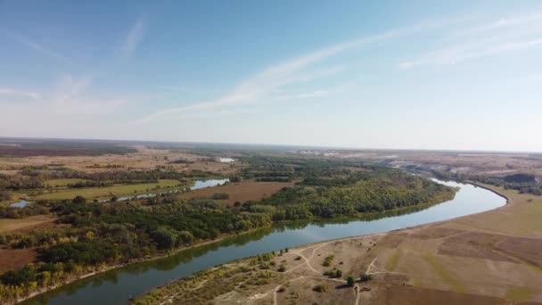 Літати над великою річкою на квадрокоптері — стокове відео