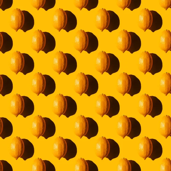 Seamless lemon pattern with a hard shadow on a yellow background — Foto Stock