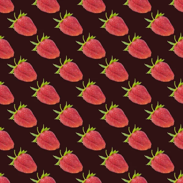 Seamless strawberry pattern on dark red background — Stock Photo, Image