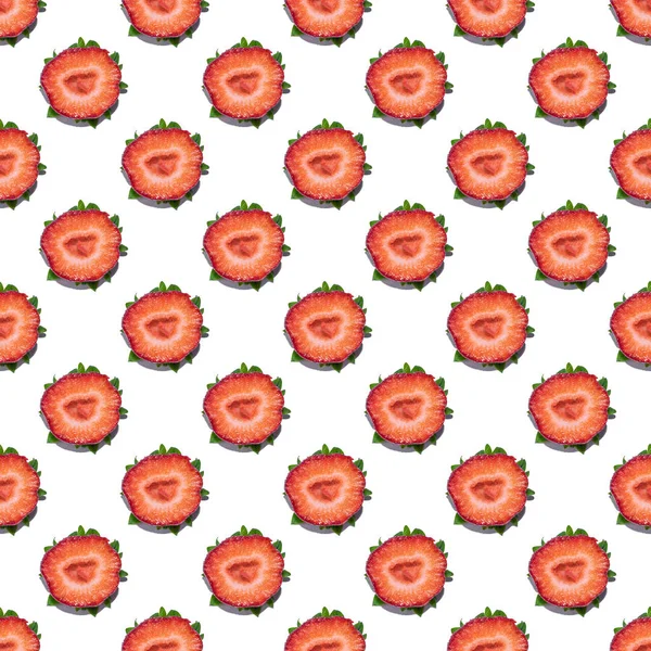 白色背景照片上的无缝草莓图案 — 图库照片