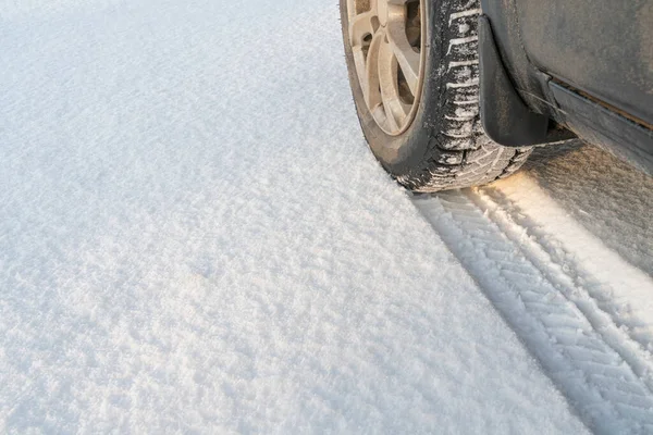 The track of a car wheel in the snow — Stock Photo, Image