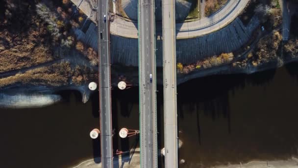 Uma ponte grande do automóvel sobre o rio de uma vista do pássaro-olho — Vídeo de Stock