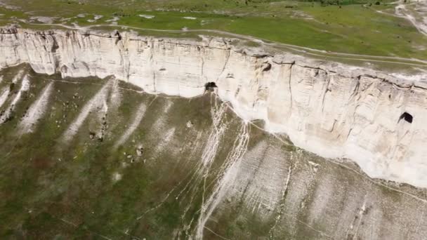 Biała kreda wapienna skała na tle błękitnego nieba widok z powietrza — Wideo stockowe