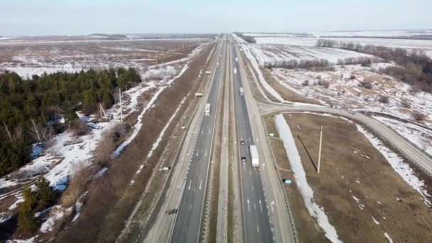 Μεγάλη θέα στον αυτοκινητόδρομο από ύψος από ένα quadrocopter — Αρχείο Βίντεο
