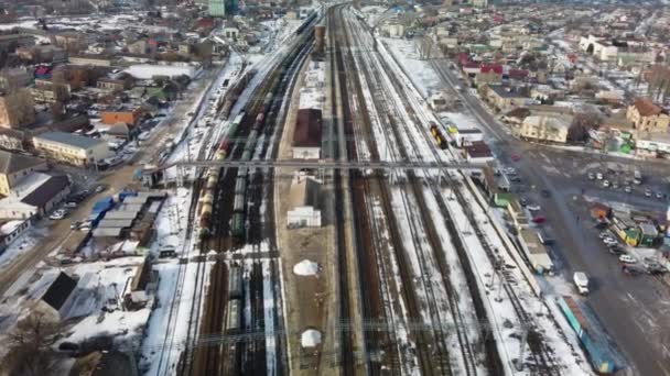 Estação de intercâmbio ferroviário no inverno a partir de uma visão de olhos de pássaros — Vídeo de Stock