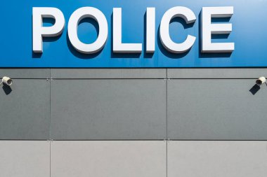Binanın ön cephesindeki yazıt polisi.