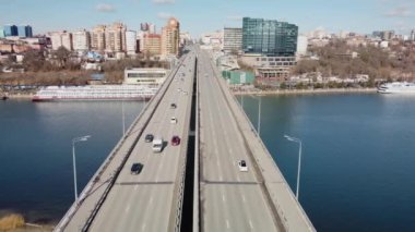 Nehirden şehre giden yol köprüsü.