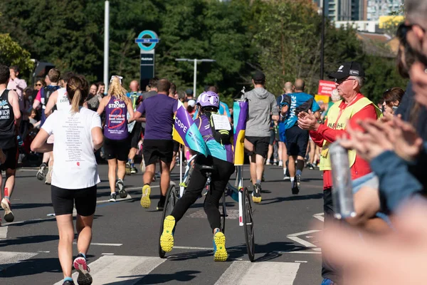 Londra, İngiltere - 3 Ekim 2021: Londra Maratonu 'nda bir sürü insan koşuyor. İnsanlar sporcuları alkışlıyor.