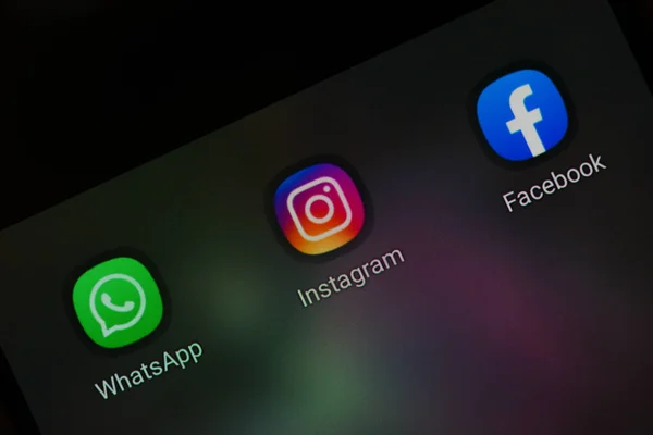 Instagram, WhatsApp ve Facebook sosyal medya simgeleri akıllı telefon ekranındaki kurye uygulamaları. Londra, İngiltere - 13 Ekim 2021